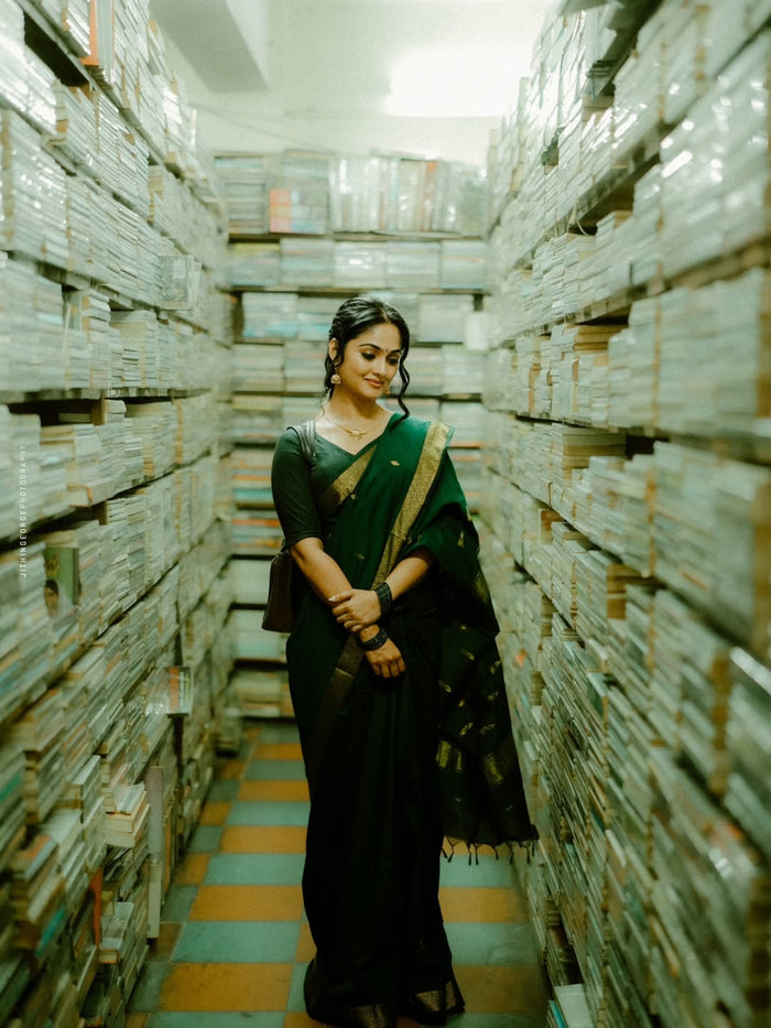 Green Jacquard Saree – Graceful Traditional Charm with Rich Woven Texture