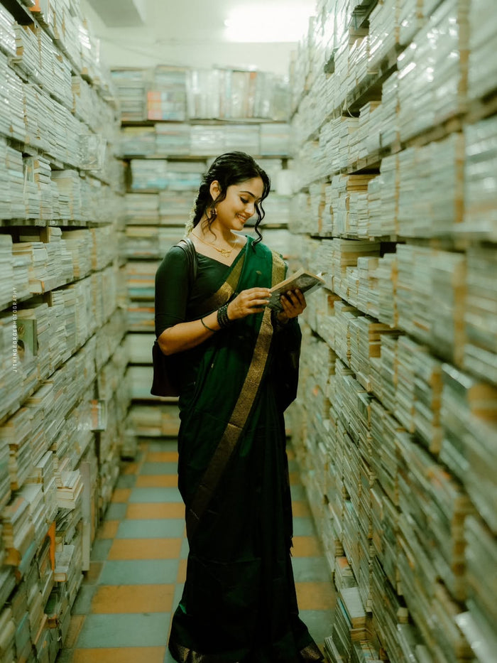 Green Jacquard Saree – Graceful Traditional Charm with Rich Woven Texture