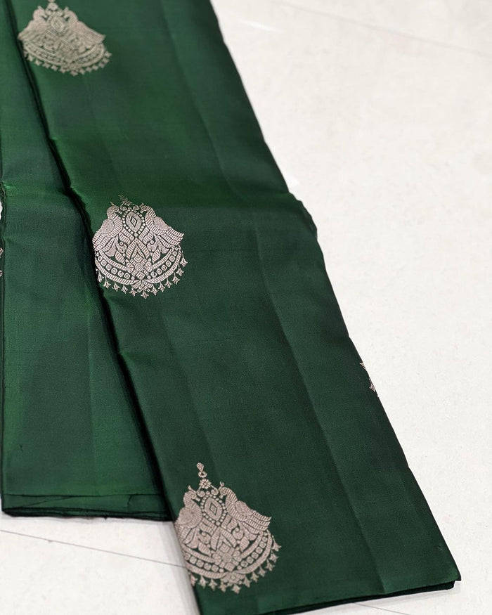 Graceful Mahendi Green Jacquard Saree – Elegant Traditional Indian Wear for Women