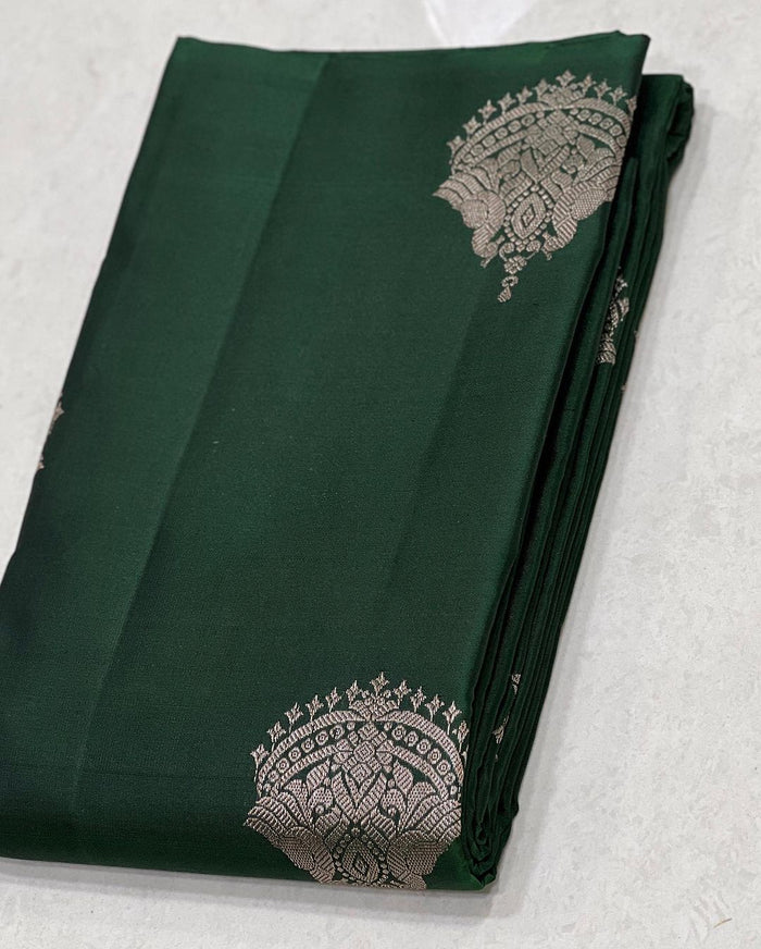 Graceful Mahendi Green Jacquard Saree – Elegant Traditional Indian Wear for Women