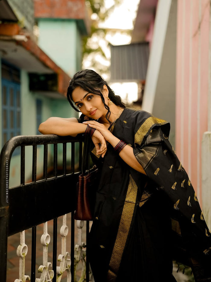 Black Jacquard Saree – Timeless Elegance with Luxurious Woven Detail