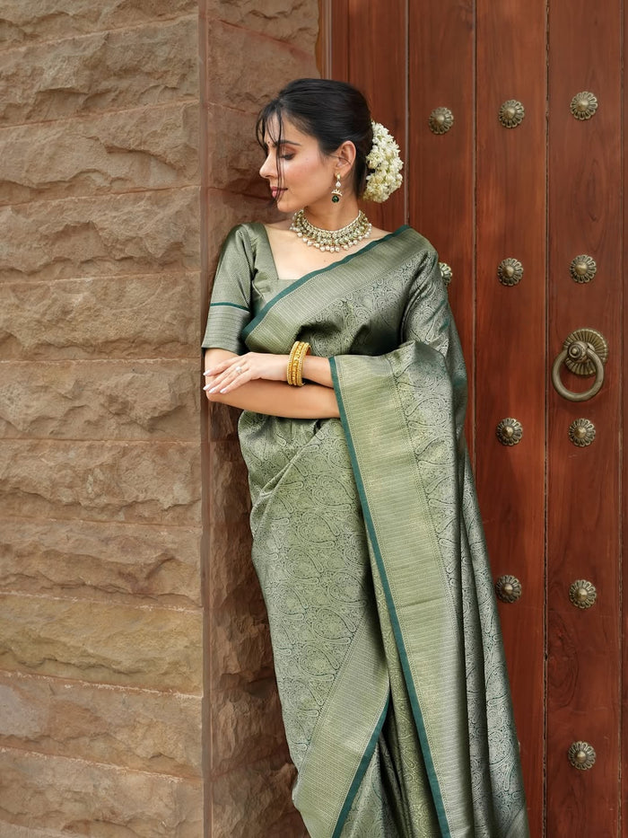 Green Jacquard Saree – Elegant Heritage Weave with Timeless Appeal