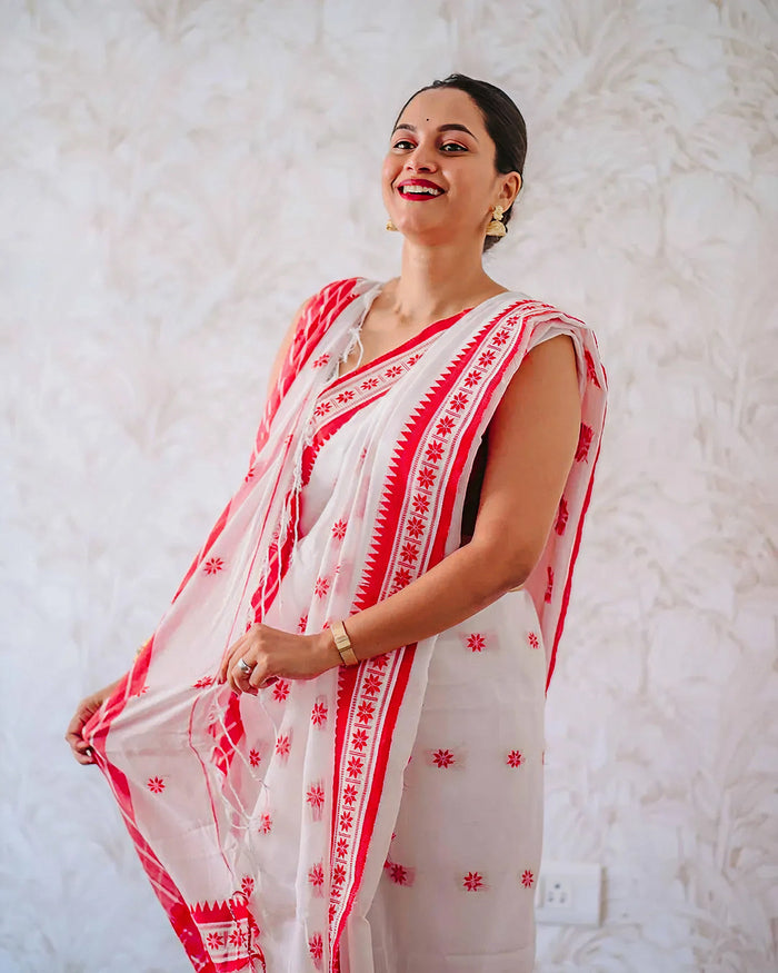 Elegant White Jacquard Saree – Premium Woven Texture & Timeless Style