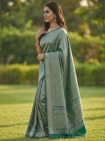 Green Jacquard Saree – Rich Traditional Weave & Festive Elegance