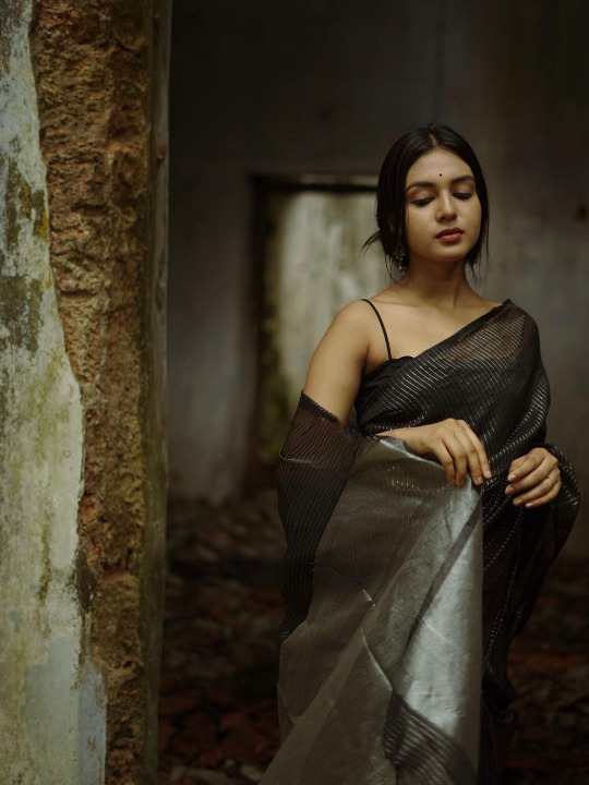Black Grey Jacquard Saree for Sophisticated Festive & Party Elegance