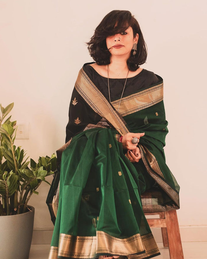 Graceful Green Jacquard Saree for Festivals, Weddings & Party Wear