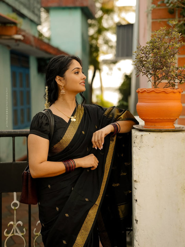Black Jacquard Saree – Timeless Elegance with Luxurious Woven Detail