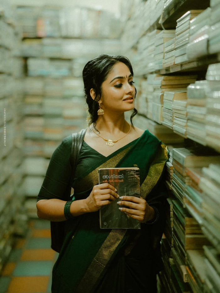 Green Jacquard Saree – Graceful Traditional Charm with Rich Woven Texture