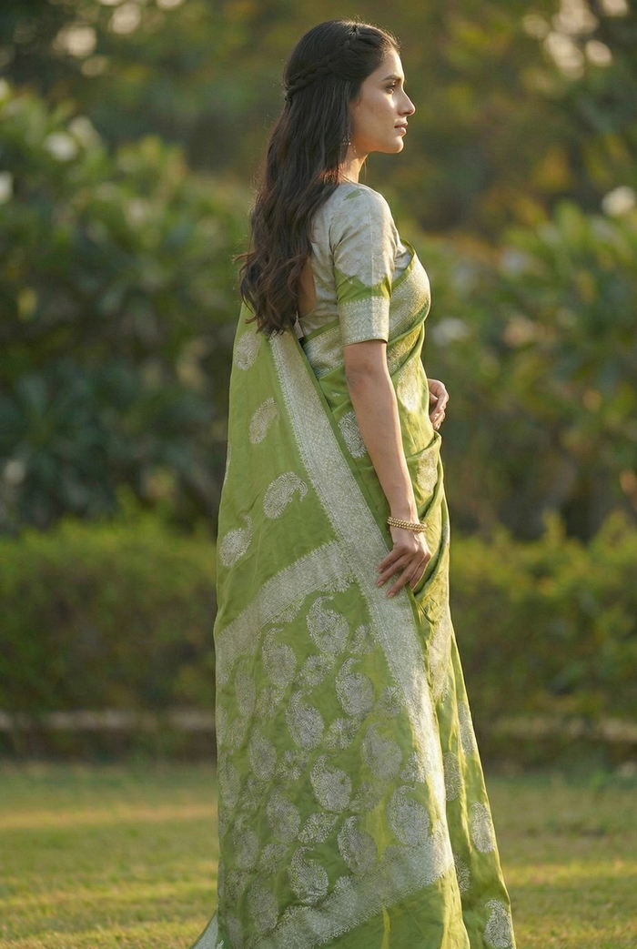 Elegant Mahendi Green Jacquard Saree – Premium Traditional Indian Wear for Women