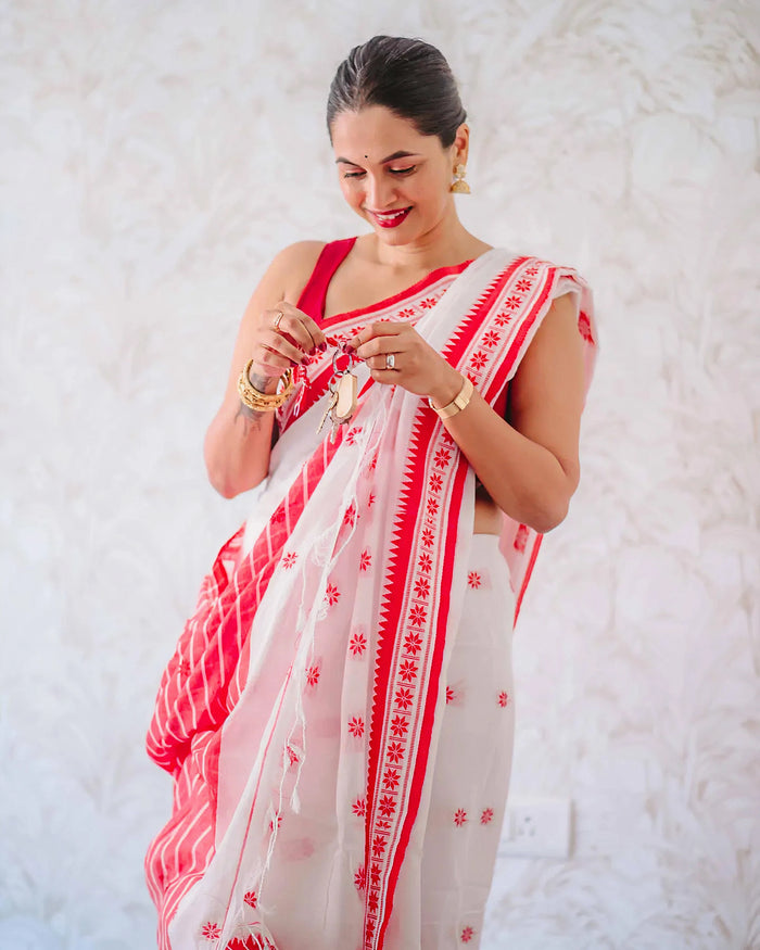 Elegant White Jacquard Saree – Premium Woven Texture & Timeless Style