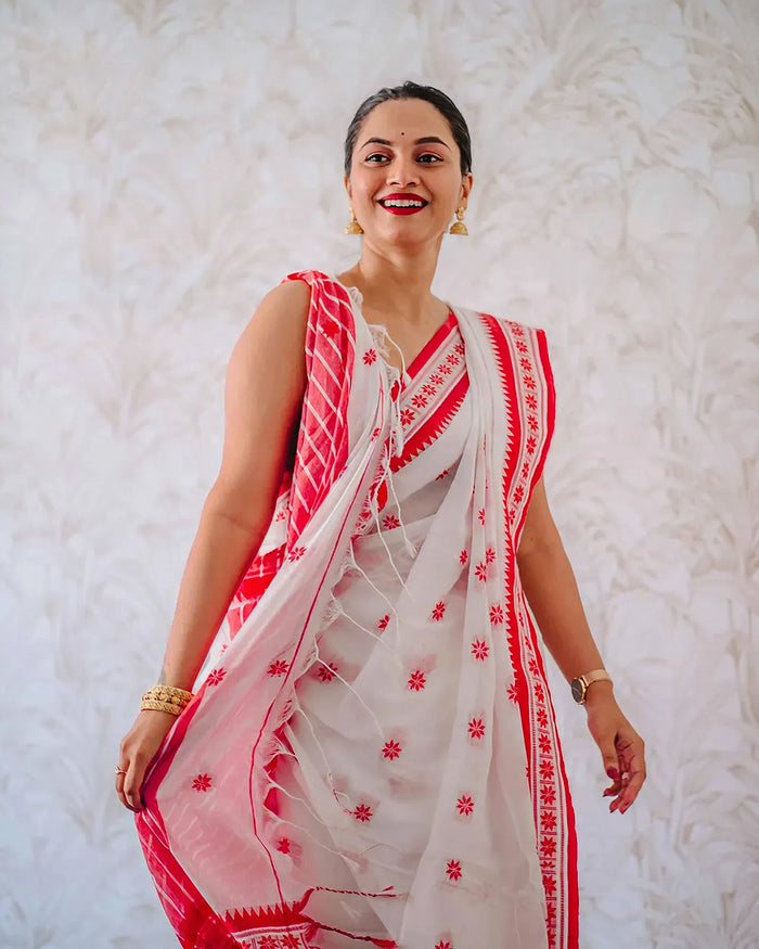 Elegant White Jacquard Saree – Premium Woven Texture & Timeless Style