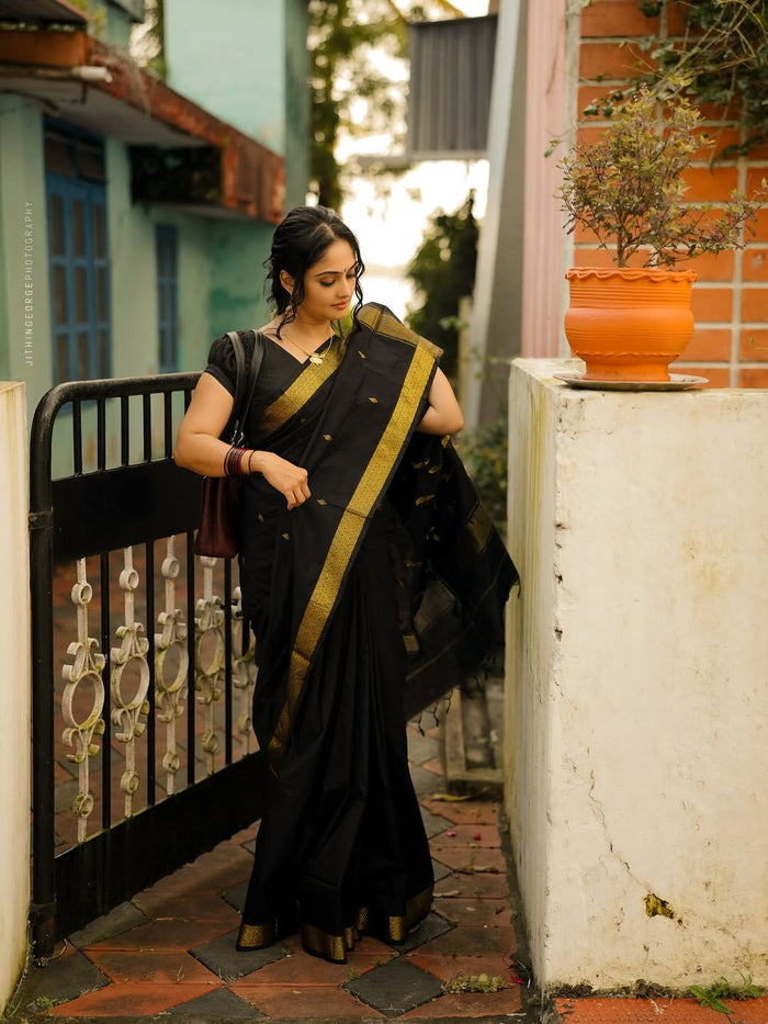 Black Jacquard Saree – Timeless Elegance with Luxurious Woven Detail