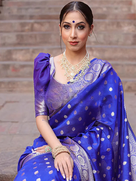 Blue Jacquard Saree – Soft Woven Texture & Elegant Festive Drape