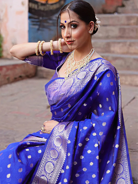 Blue Jacquard Saree – Soft Woven Texture & Elegant Festive Drape