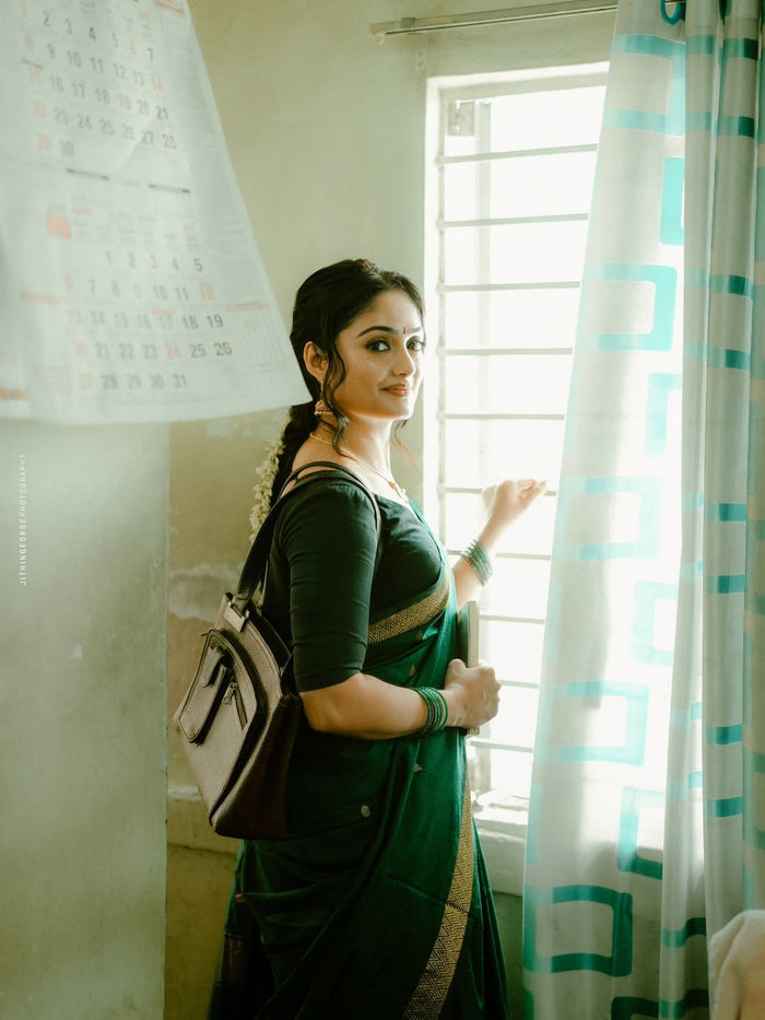 Green Jacquard Saree – Graceful Traditional Charm with Rich Woven Texture
