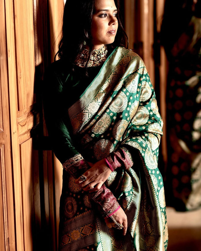 Elegant Dark Green Jacquard Saree – Timeless Style & Premium Craftsmanship