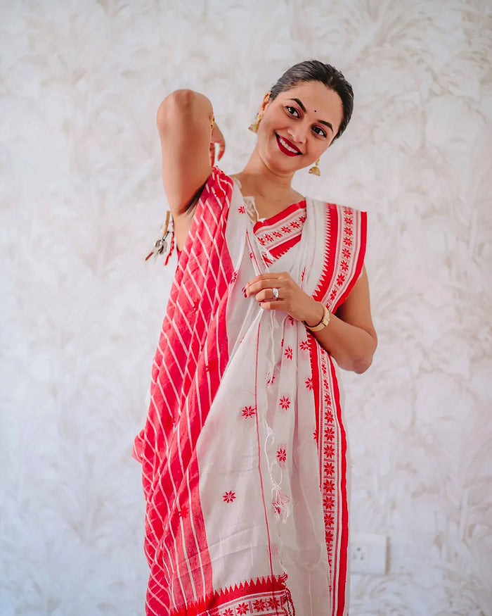 Elegant White Jacquard Saree – Premium Woven Texture & Timeless Style