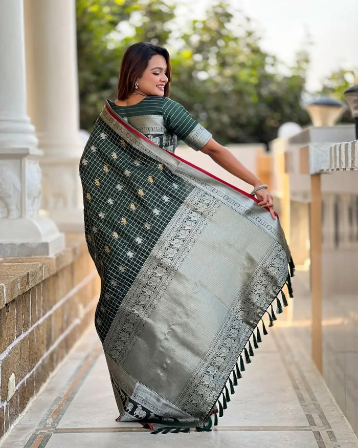 Green Jacquard Saree – Premium Woven Traditional Saree for Festive & Wedding Wear