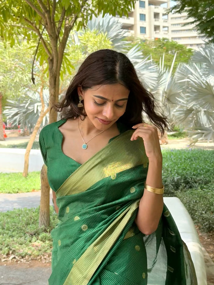 Emerald Green Jacquard Saree – Elegant Woven Saree for Festive & Wedding Wear