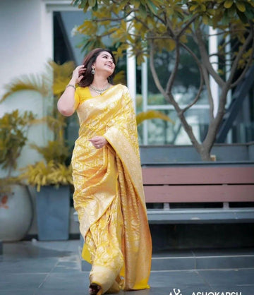 Beautiful Zari Work In the Form Of Traditional Motifs Beautiful Saree