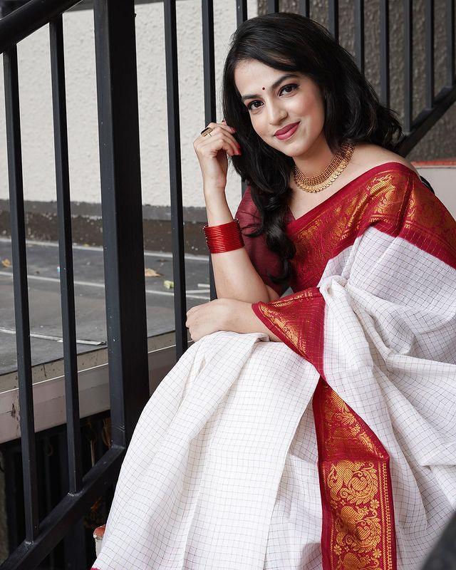 White And Red Checks Weaving Soft Silk Saree - Ibis Fab