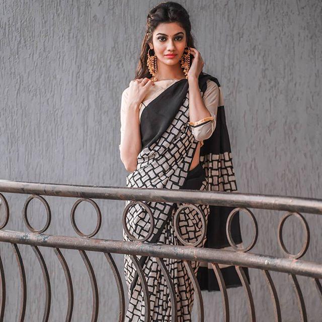 Desiring Black And Off White  Colored Party Wear Pure Linen Printed Saree