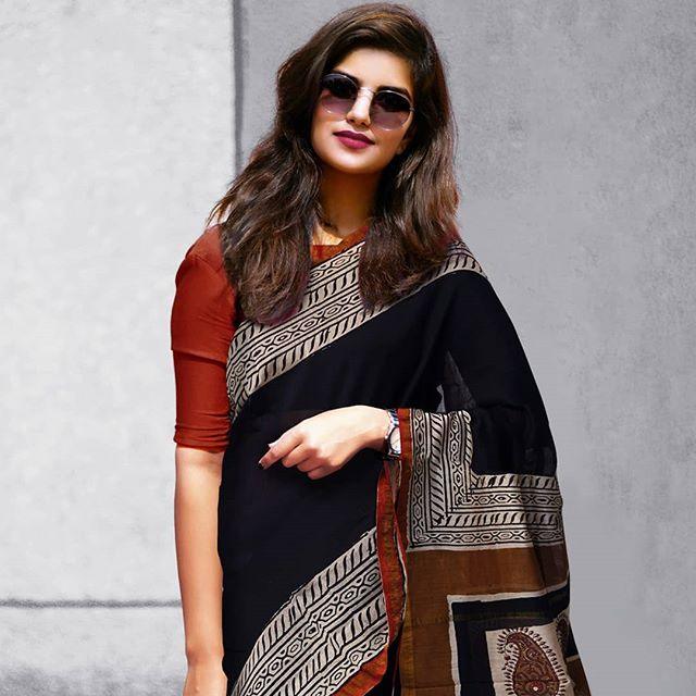 Fairy-tale Black Colored Party Wear Pure Linen Printed Saree