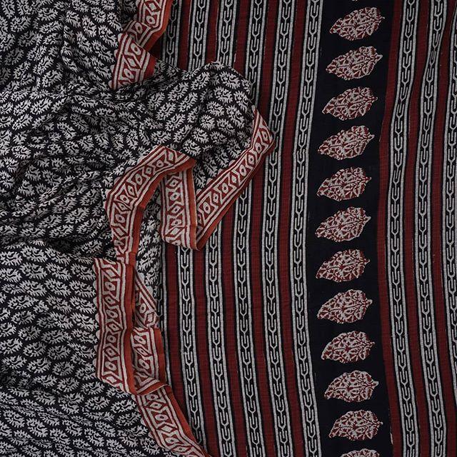 Radiant Black And Red  Colored Party Wear Pure Linen Printed Saree